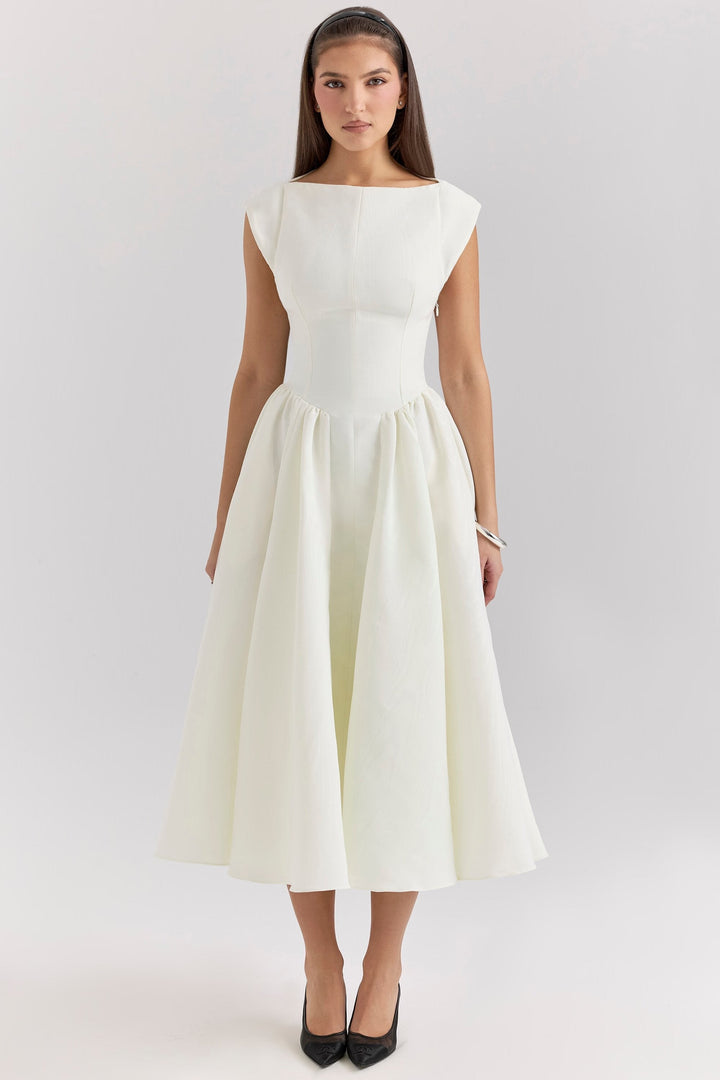 Zwarte en witte Victoria jurk, elegant en tijdloos met flatterende taille en vloeiende rok, geschikt voor dames.