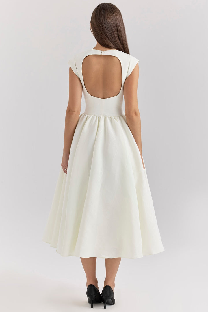 Zwarte en witte Victoria jurk, elegant en tijdloos met flatterende taille en vloeiende rok, geschikt voor dames.
