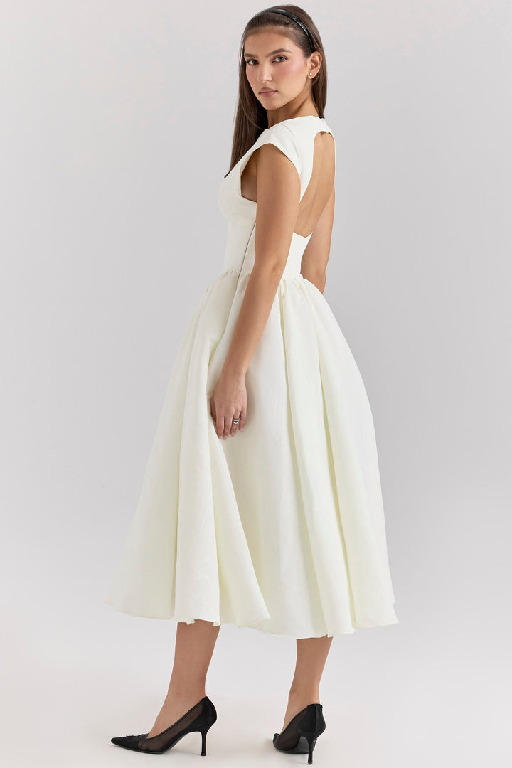 Zwarte en witte Victoria jurk, elegant en tijdloos met flatterende taille en vloeiende rok, geschikt voor dames.