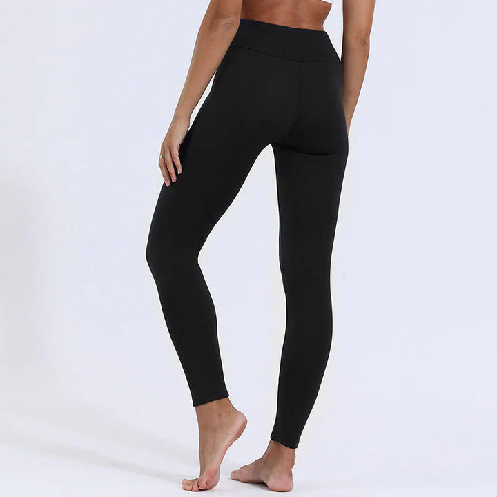 "Zwarte fleece leggings met dikke voering, hoge taille en slankmakende pasvorm, perfect voor koude winterdag outfits."