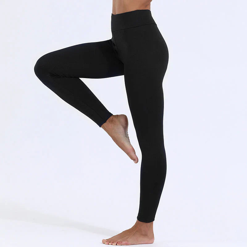 "Zwarte fleece leggings met dikke voering, hoge taille en slankmakende pasvorm, perfect voor koude winterdag outfits."