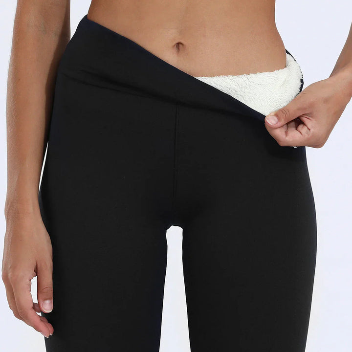 "Zwarte fleece leggings met dikke voering, hoge taille en slankmakende pasvorm, perfect voor koude winterdag outfits."