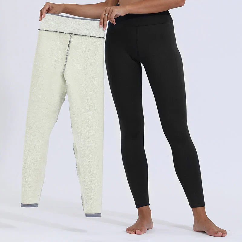 "Zwarte fleece leggings met dikke voering, hoge taille en slankmakende pasvorm, perfect voor koude winterdag outfits."