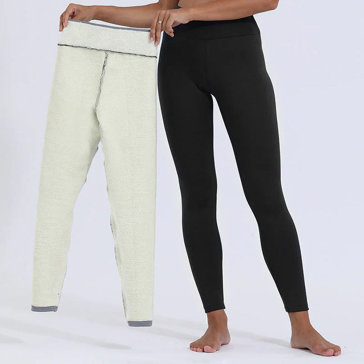 "Zwarte fleece leggings met dikke voering, hoge taille en slankmakende pasvorm, perfect voor koude winterdag outfits."