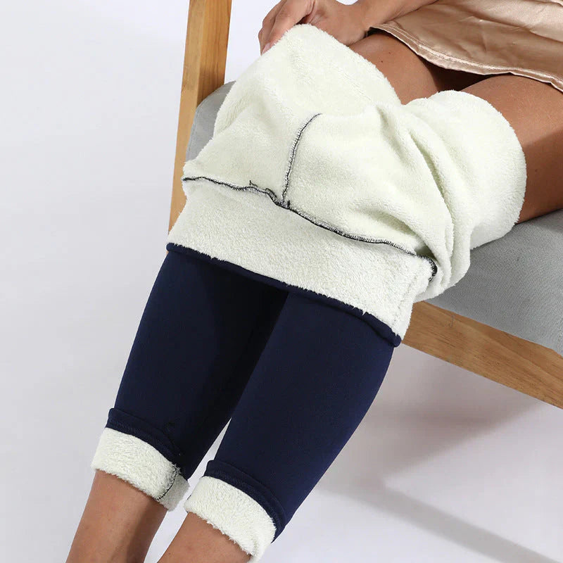 "Zwarte fleece leggings met dikke voering, hoge taille en slankmakende pasvorm, perfect voor koude winterdag outfits."