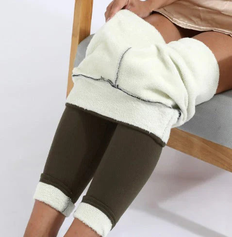 "Zwarte fleece leggings met dikke voering, hoge taille en slankmakende pasvorm, perfect voor koude winterdag outfits."