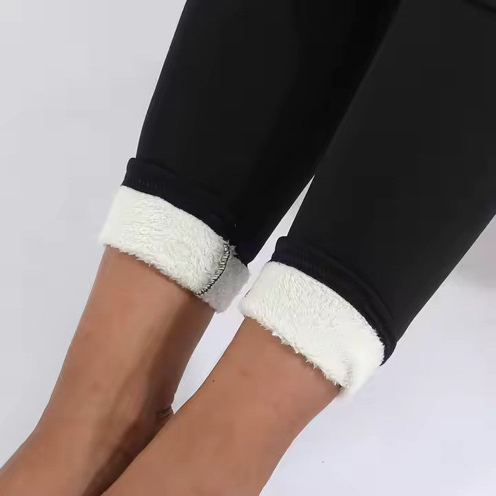 "Zwarte fleece leggings met dikke voering, hoge taille en slankmakende pasvorm, perfect voor koude winterdag outfits."