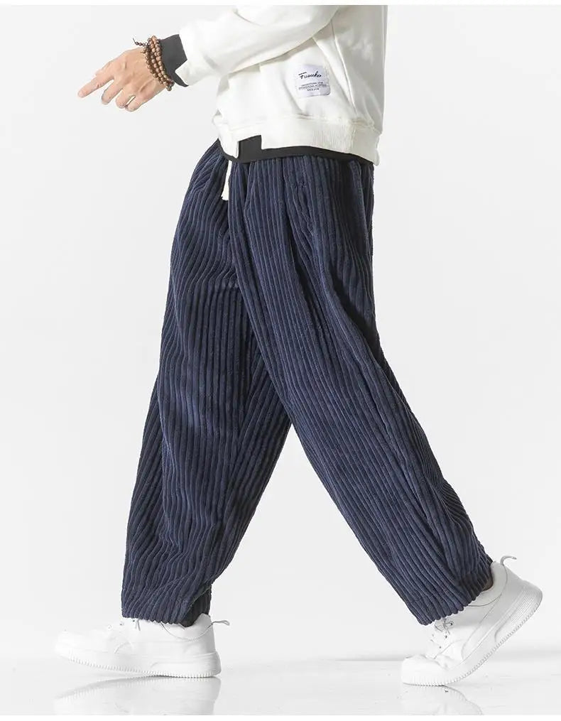 "Zwarte geribbelde relaxed fit broek, corduroy ontwerp, elastische taille, urban stijl, perfect voor casual dagen."