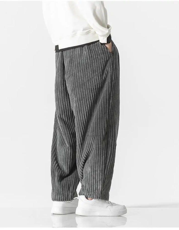 "Zwarte geribbelde relaxed fit broek, corduroy ontwerp, elastische taille, urban stijl, perfect voor casual dagen."