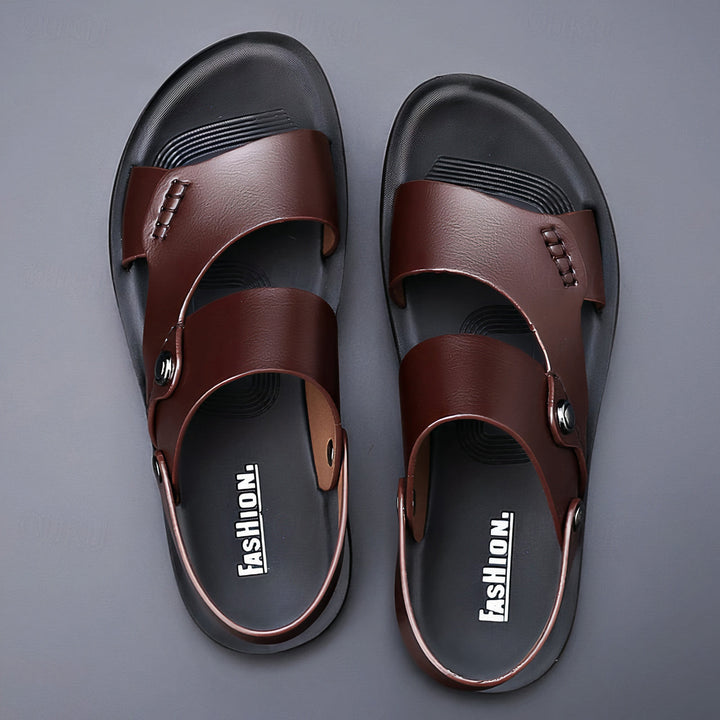 "Zwarte herensandaal voor de zomer met ergonomisch voetbed, ademend ontwerp en antislip zool voor comfort en stijl."