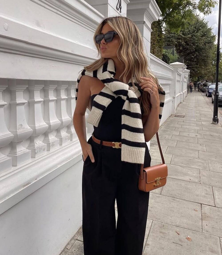 Zwarte leren riem met elegante gouden gesp, combineert luxe en stijl voor zowel formele als casual damesoutfits.