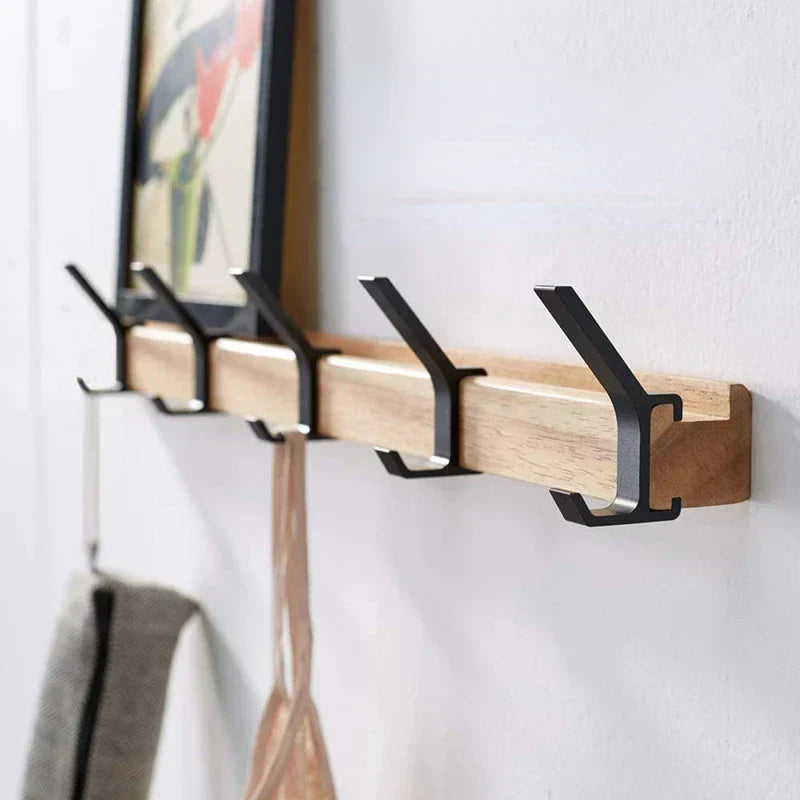 "Zwarte Scandinavische wandkapstok met verstelbare haken, houttinten. Modern minimalistisch design, duurzaamheid centraal."