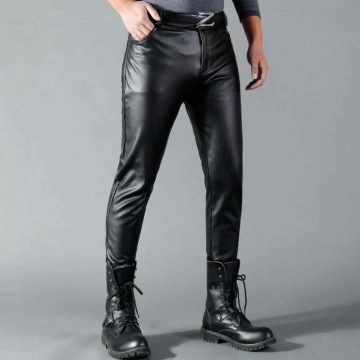 Zwarte stretchleren broek voor heren met elegante pasvorm, ideale balans tussen stijl en comfort voor elke gelegenheid.