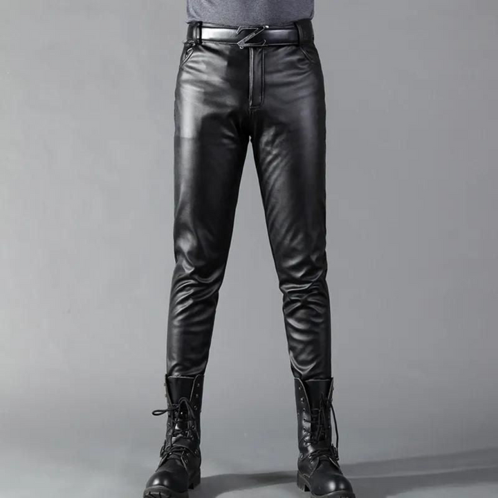 Zwarte stretchleren broek voor heren met elegante pasvorm, ideale balans tussen stijl en comfort voor elke gelegenheid.