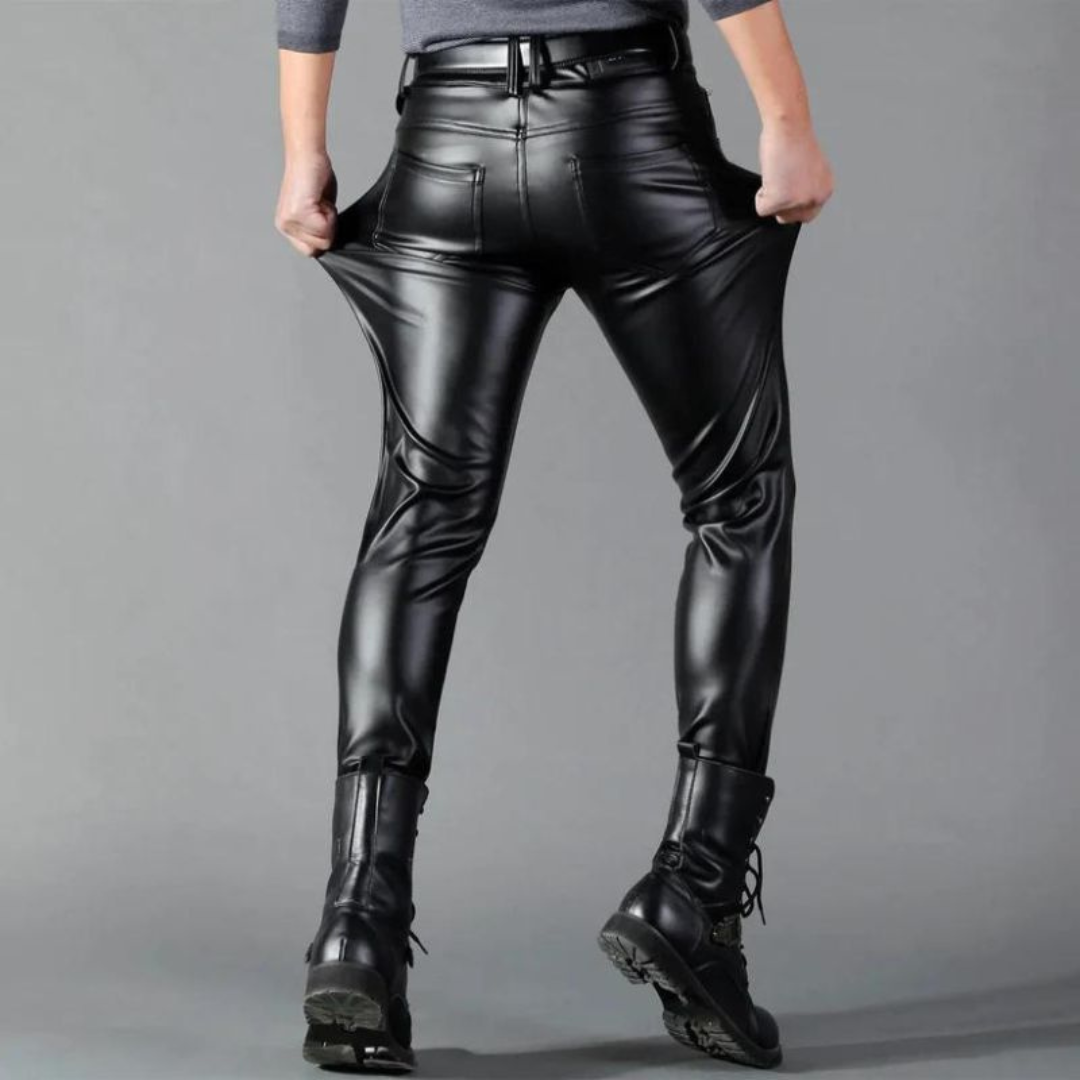 Zwarte stretchleren broek voor heren met elegante pasvorm, ideale balans tussen stijl en comfort voor elke gelegenheid.
