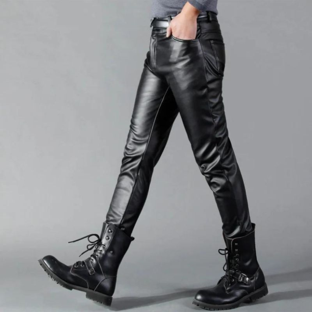 Zwarte stretchleren broek voor heren met elegante pasvorm, ideale balans tussen stijl en comfort voor elke gelegenheid.