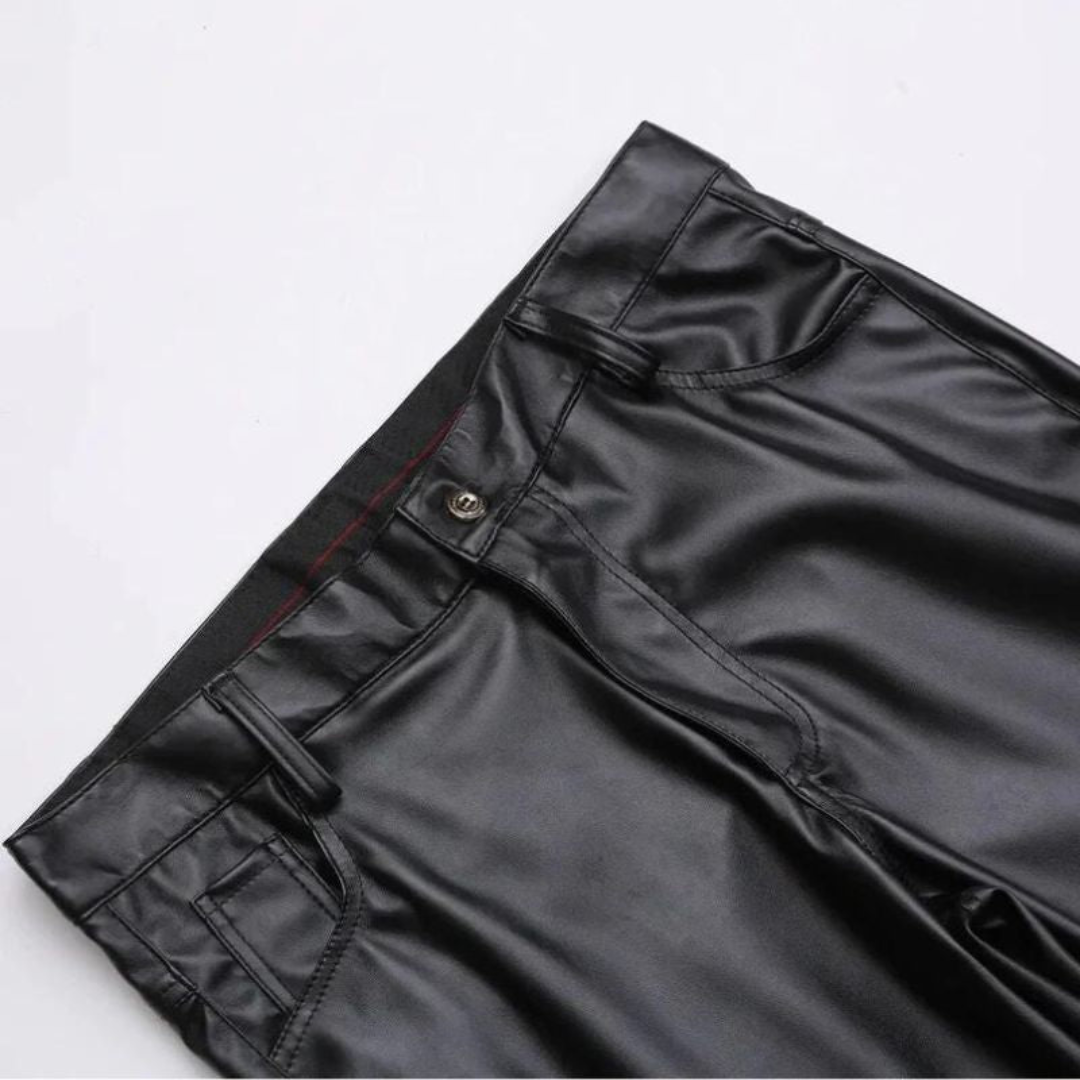 Zwarte stretchleren broek voor heren met elegante pasvorm, ideale balans tussen stijl en comfort voor elke gelegenheid.