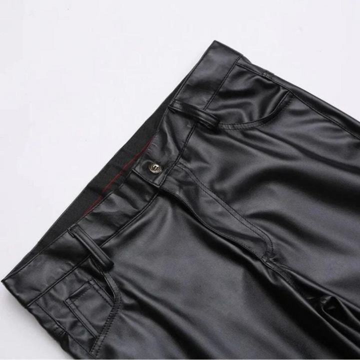 Zwarte stretchleren broek voor heren met elegante pasvorm, ideale balans tussen stijl en comfort voor elke gelegenheid.